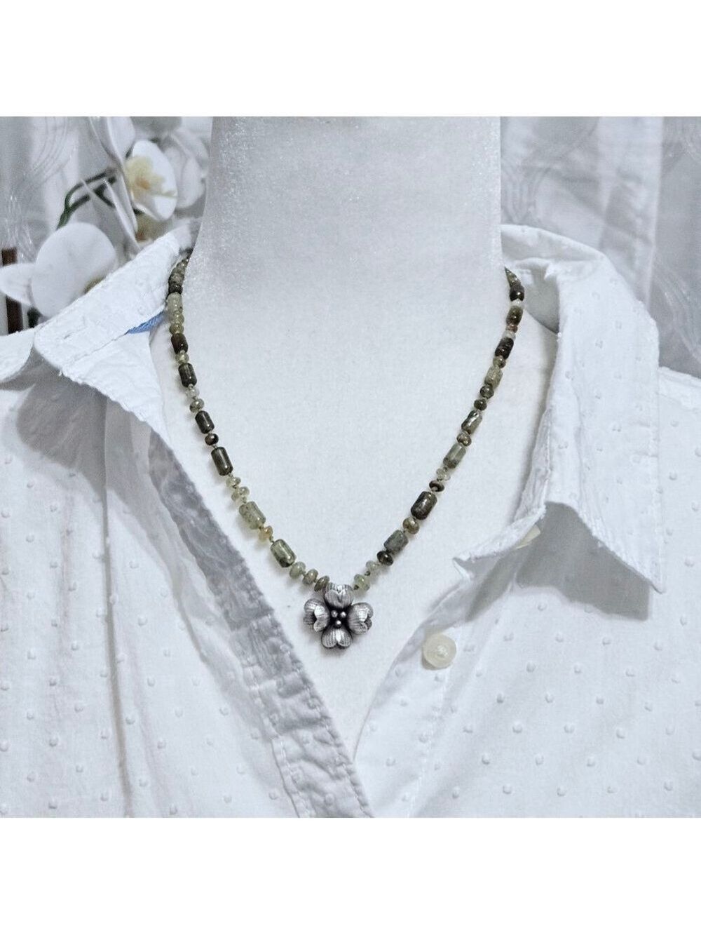 Vintage .925 Sterling Silver Flower Green Natural Gemstone Necklace